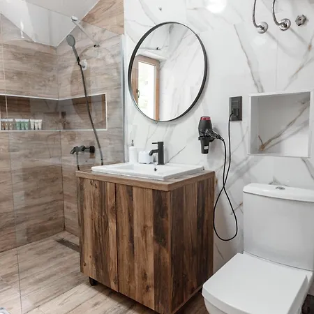 Lux House With Own Parking In סקופיה